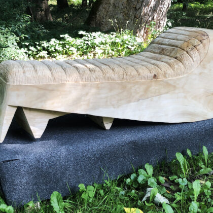 Racing chaise longue with a skull tattoo / Wyścigowy szezlong z wytatuowaną czaszką